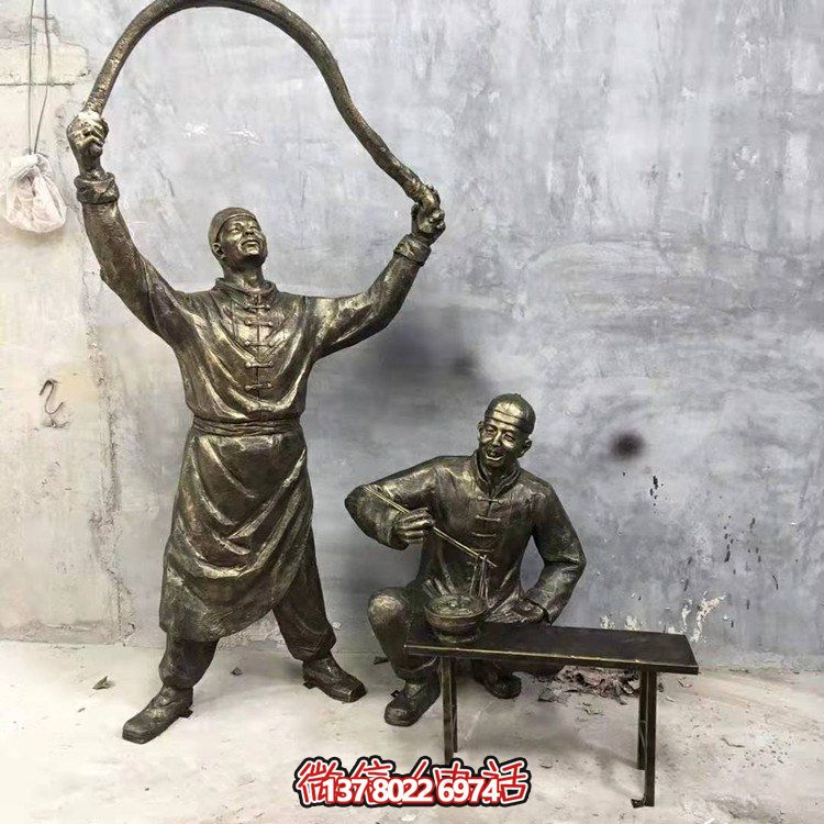 仿銅人物雕塑，裝點(diǎn)現(xiàn)代城市街道