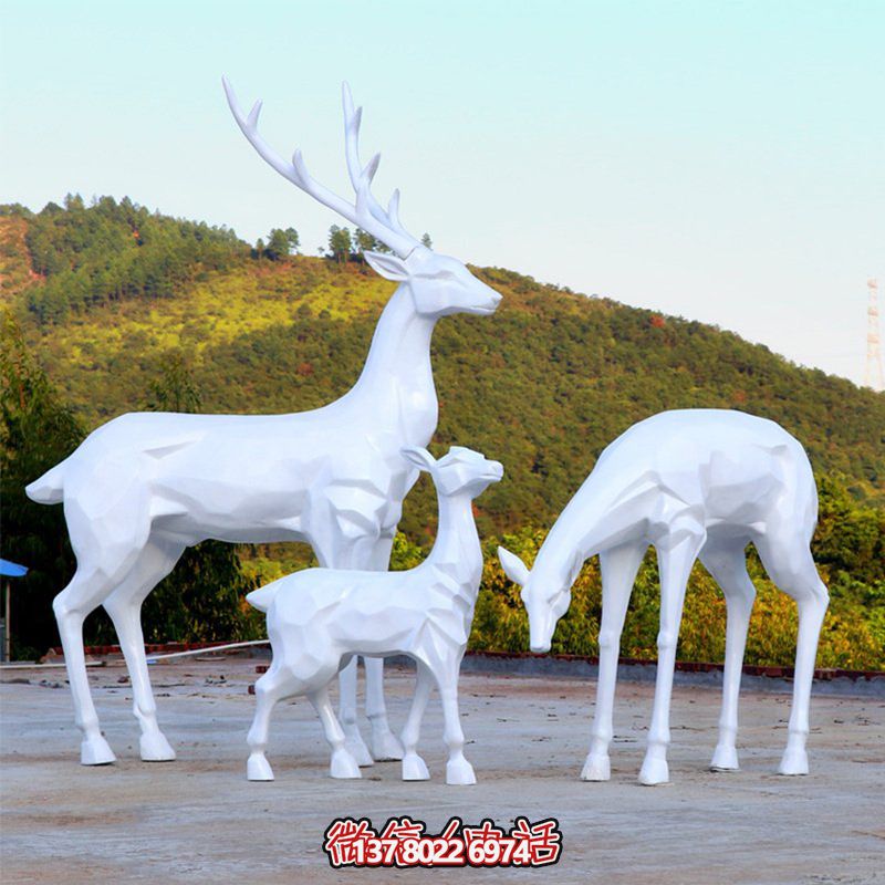 玻璃鋼梅花鹿雕塑，讓一家三口在公園戶外玩耍