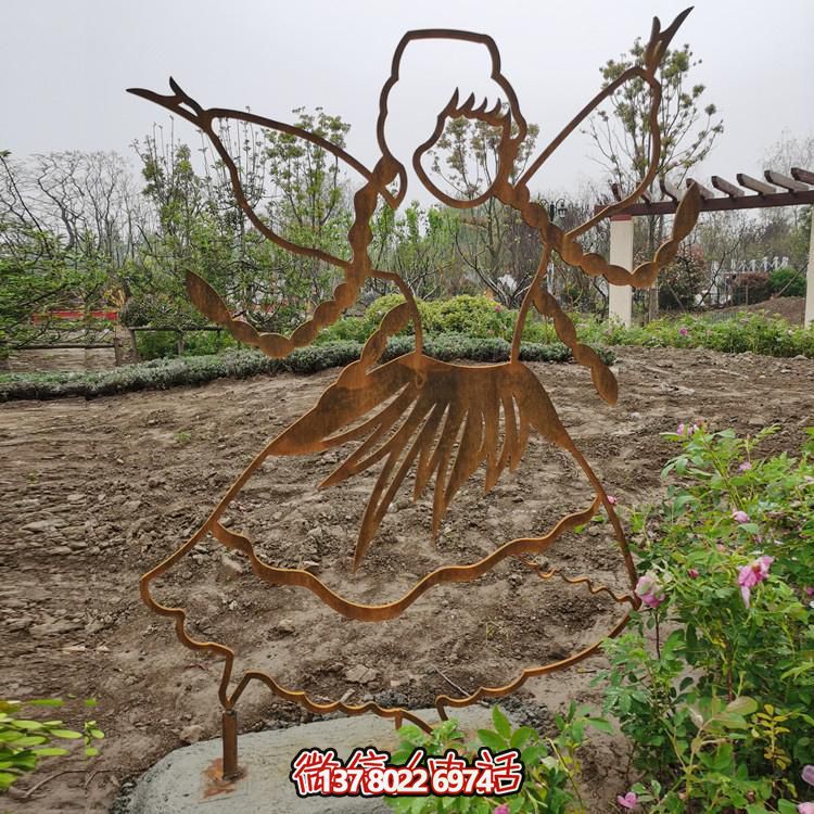 不銹鋼鏤空人物雕塑，點綴公園美景