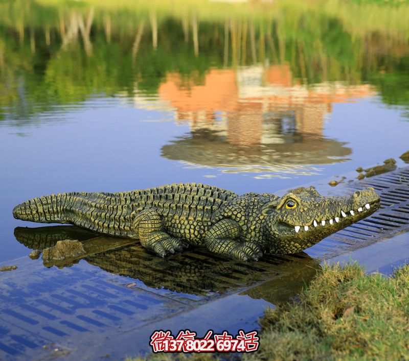仿真鱷魚(yú)雕塑玻璃鋼擺放湖邊