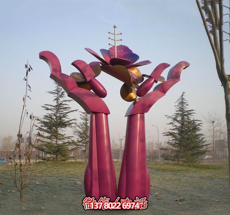 不銹鋼雕塑——用手捧花朵，點(diǎn)綴公園抽象美