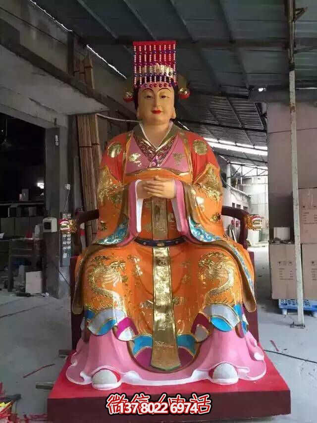 王母娘娘純銅雕塑，屹立于寺廟之中