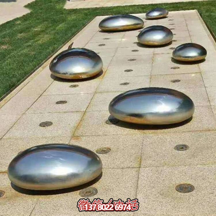 不銹鋼鏡面戶外噴泉水景擺件，以鵝卵石與雕塑裝飾