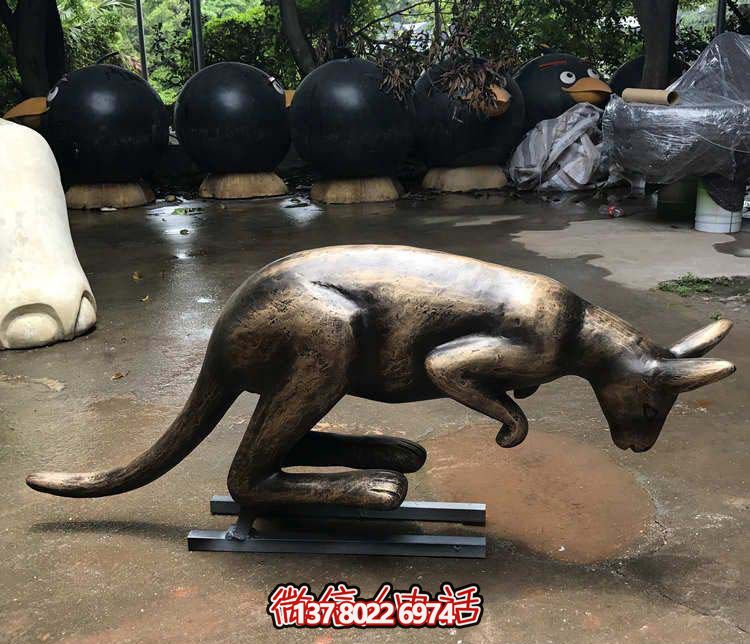 不銹鋼袋鼠雕塑，擺放于大型廣場(chǎng)