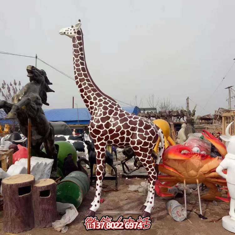玻璃鋼長(zhǎng)頸鹿雕塑，為戶外園林景觀增色