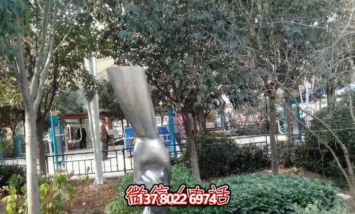 不銹鋼兒童雕塑——讓孩子們?cè)趯W(xué)校里拉大手，拋光小手