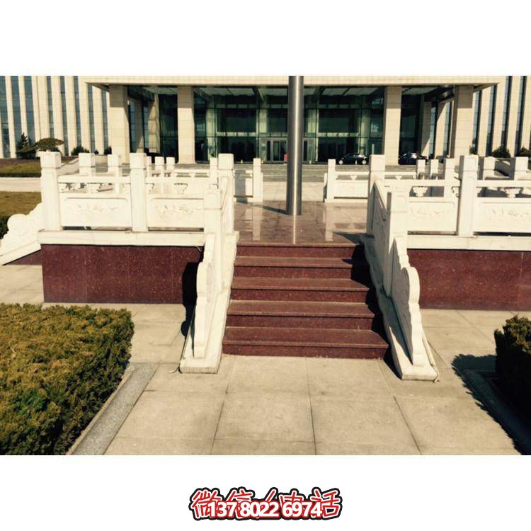 精美雕塑裝飾欄桿，增添學(xué)校廣場(chǎng)升旗臺(tái)象征意義