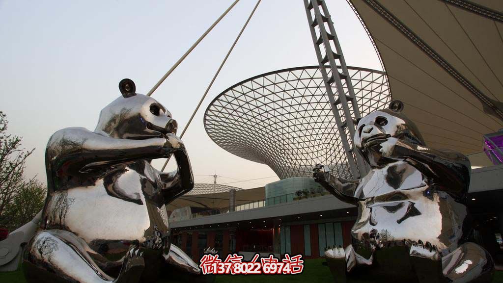 不銹鋼卡通熊貓雕塑，為動(dòng)物園擺放鏡面裝飾