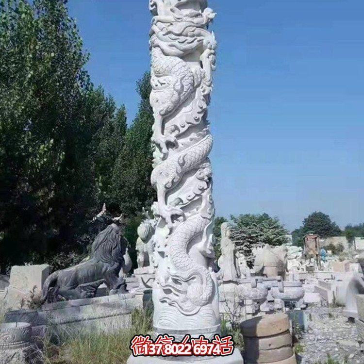 仿古石雕龍柱雕塑，為廣場增添古典魅力