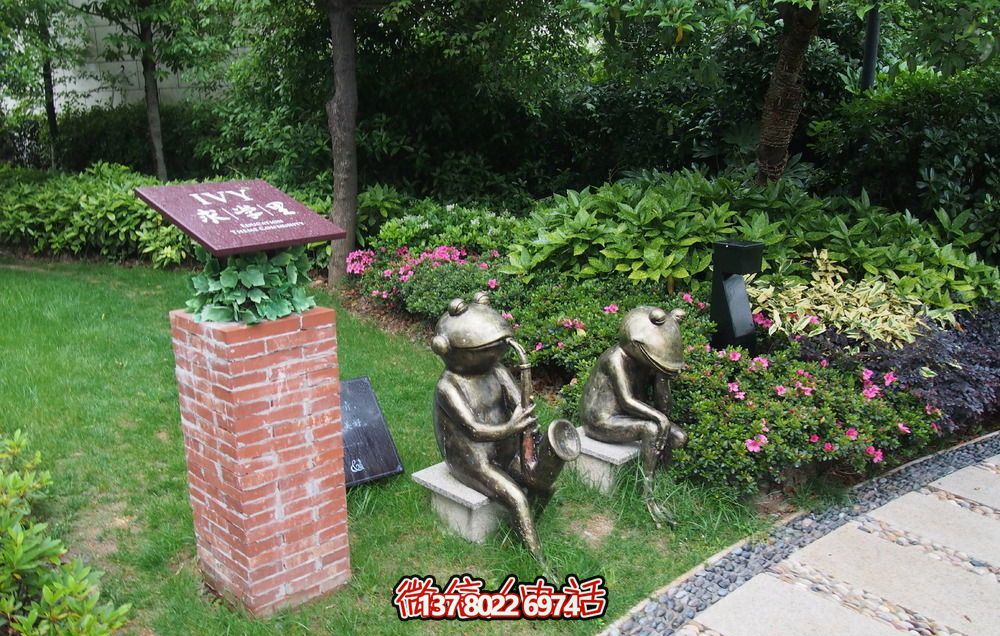 唯美青蛙雕塑，用不銹鋼增添公園景色