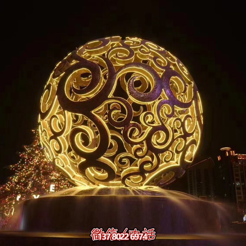 不銹鋼鏤空球雕塑，照亮夜晚的美麗噴泉