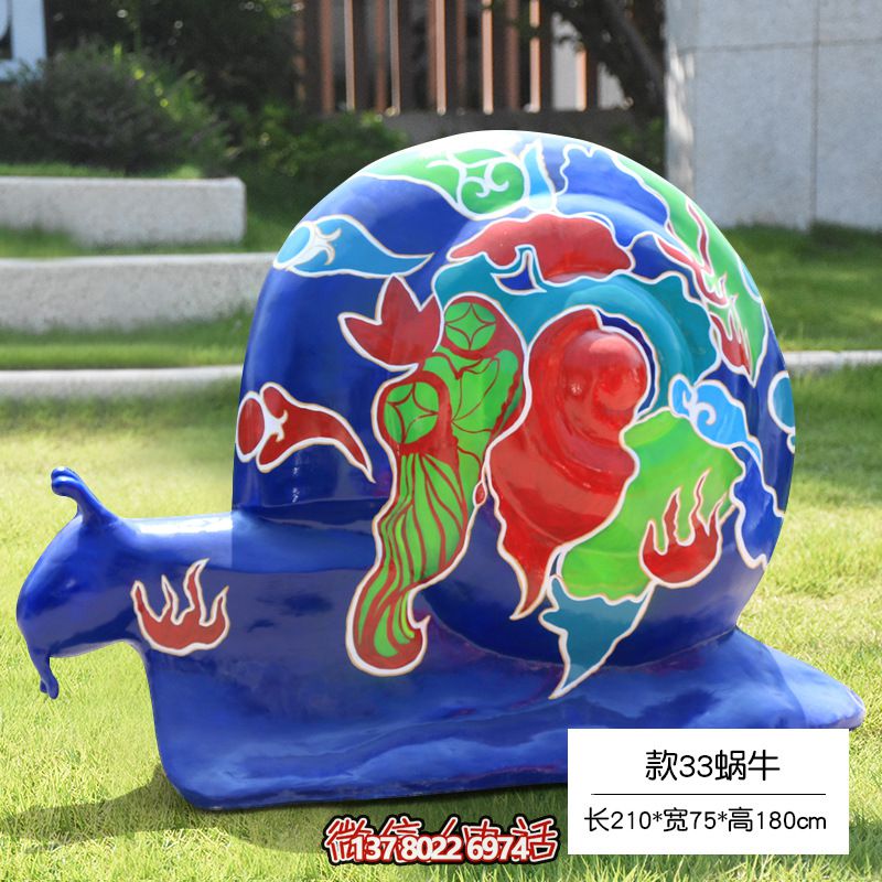 縮小的玻璃鋼彩繪蝸牛雕塑，地上擺放草
