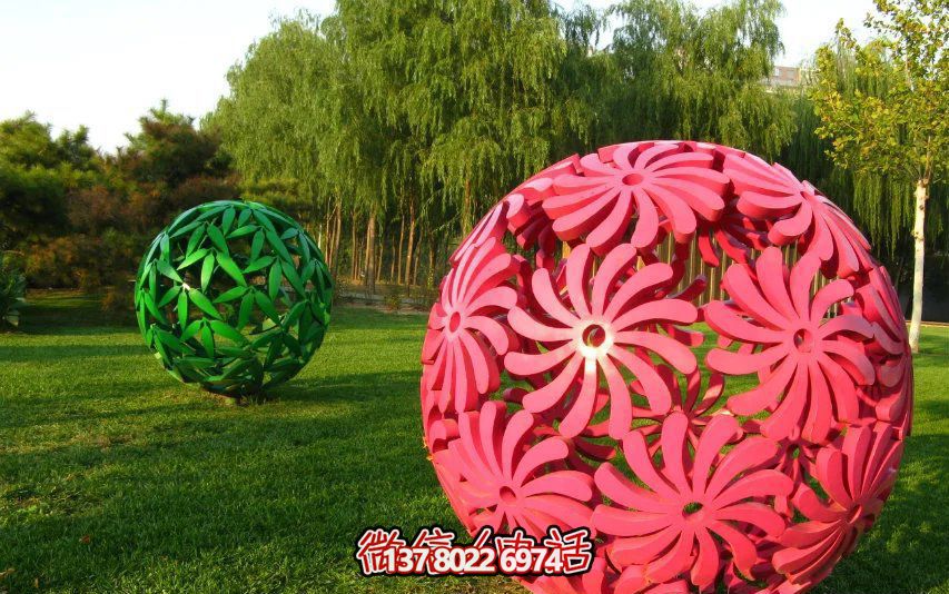 創(chuàng)意粉色鏤空球雕塑，為公園草坪增添童趣