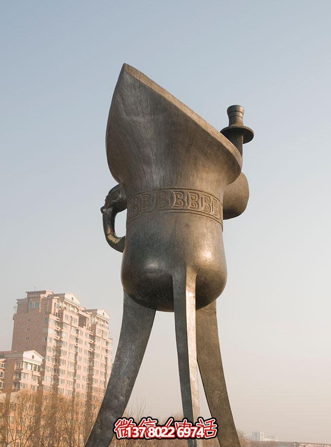 大型不銹鋼仿銅酒杯雕塑，傳承酒文化