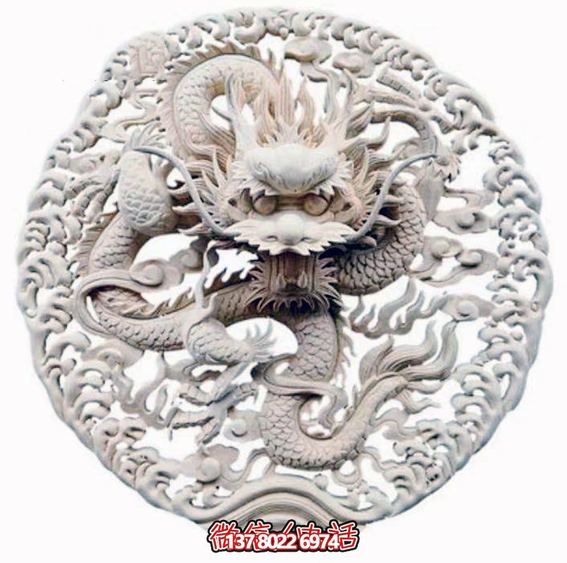 精美龍紋浮雕裝飾大門，點綴祠堂大門口