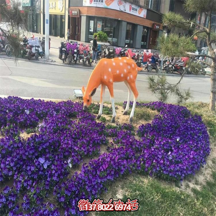 仿真鹿雕塑，在草叢中擺放，玻璃鋼打造
