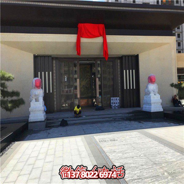 精美大型漢白玉石獅子雕刻門墩，為別墅門口增添雅致氣息