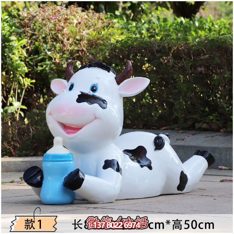 玻璃鋼牛雕塑，為幼兒園的幼兒們趴著喝奶更添樂趣
