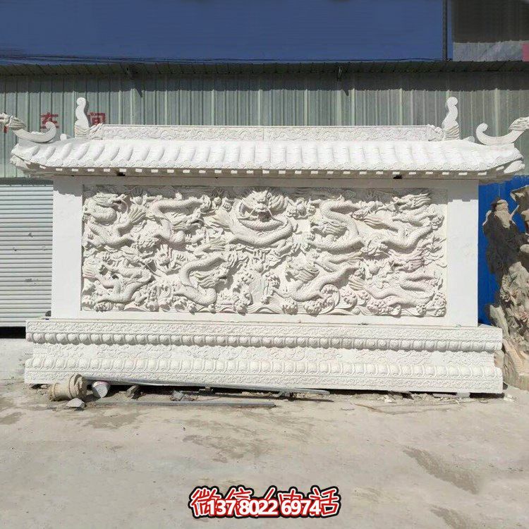 九龍壁石雕為景區(qū)廣場增添獨特美感 九龍壁石雕為景區(qū)廣場增添獨特美感