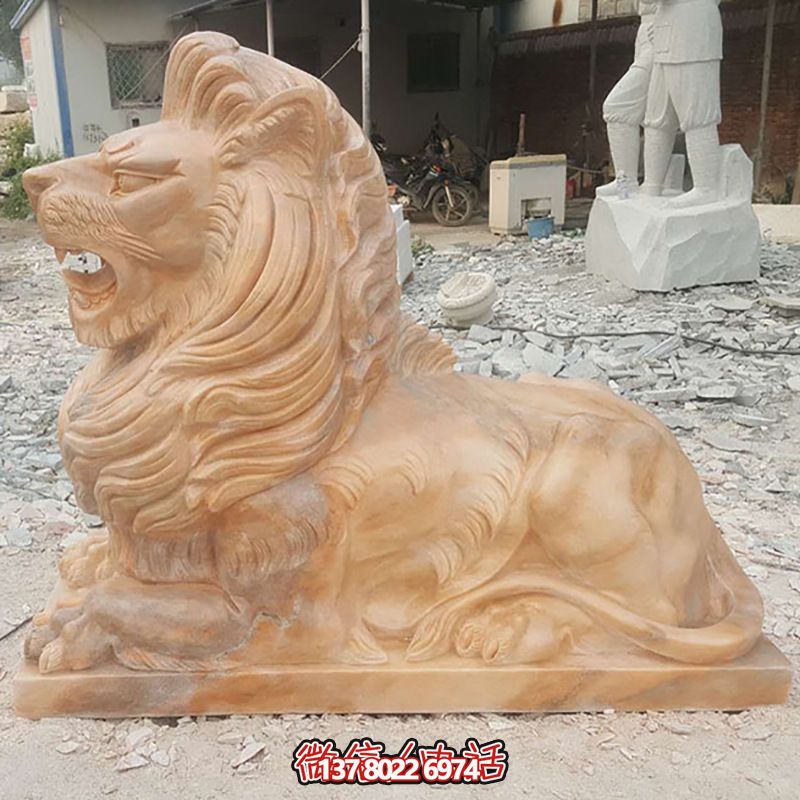兇猛獅子紅石雕臥著雕塑，為公園景區(qū)添彩晚霞之美