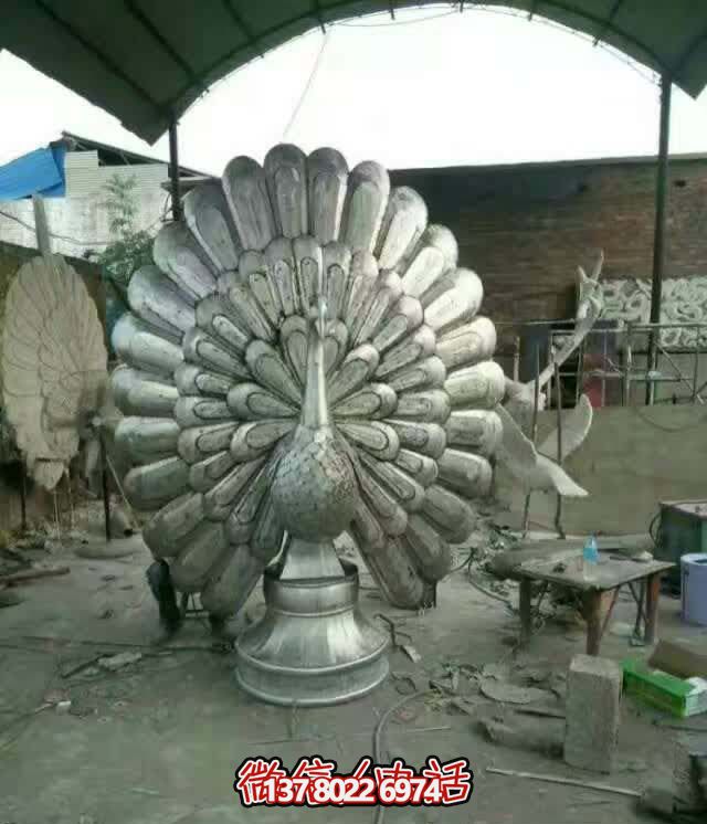 玻璃鋼孔雀雕塑，讓大型酒店里開(kāi)屏舊的神韻