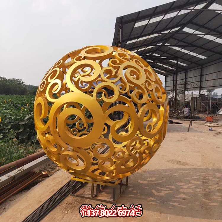 大型不銹鋼鏤空球雕塑，為園林景觀增添靈動之美