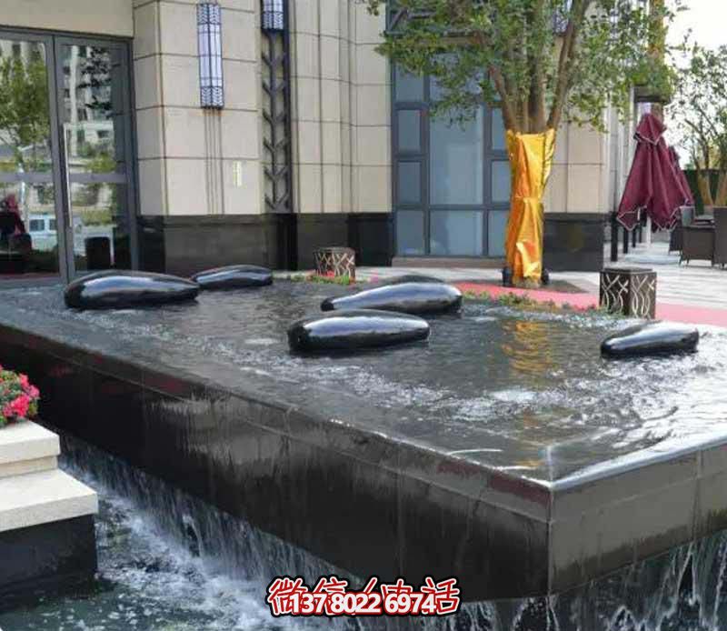 創(chuàng)意水中鵝卵石雕塑，為酒店池塘帶來抽象美感