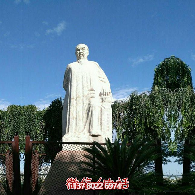 林則徐石雕塑，點(diǎn)綴校園廣場