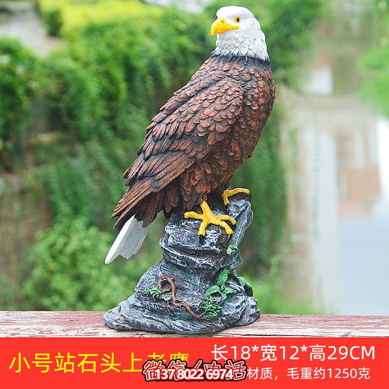 石頭藝術(shù)老鷹雕塑，點(diǎn)綴花園站