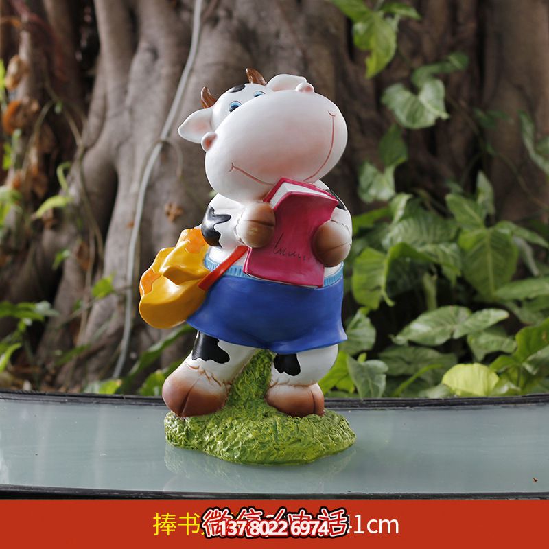 玻璃鋼雕塑牛，伴你一起看書(shū)，營(yíng)造完美草坪