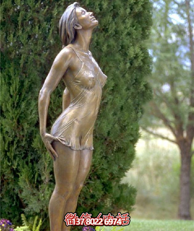 西方風(fēng)格仿銅人物雕塑玻璃鋼擺放，為公園園林增添靈動之美