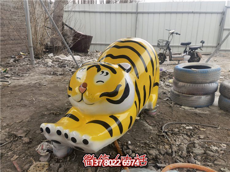 玻璃鋼彩繪抽象老虎雕塑，為幼兒園裝飾而生
