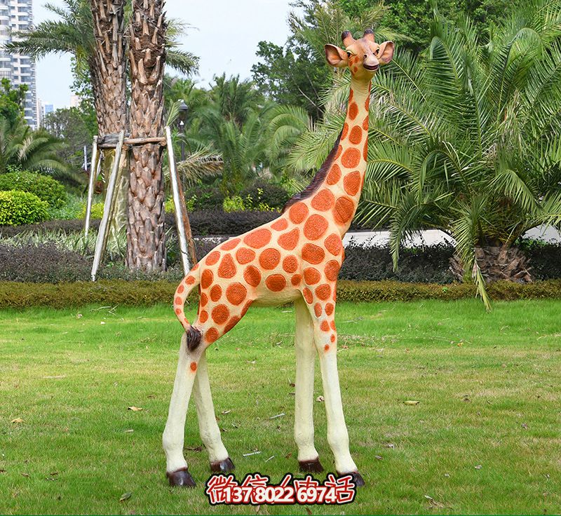 藝術化玻璃鋼仿真大型長頸鹿雕塑，點綴綠色草坪，讓公園更加美觀