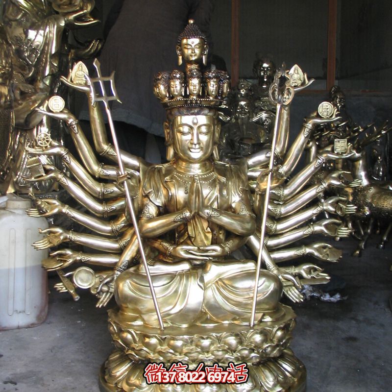 鎏金菩薩雕塑，供奉觀音祈福