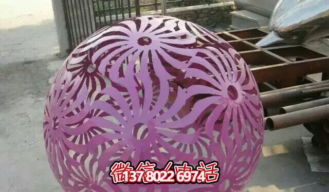 紫色不銹鋼鏤空球雕塑，為花園增添精彩