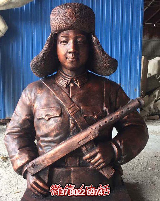 不銹鋼仿銅雷鋒持槍雕塑，現(xiàn)代雷鋒屹立于戶外景區(qū)