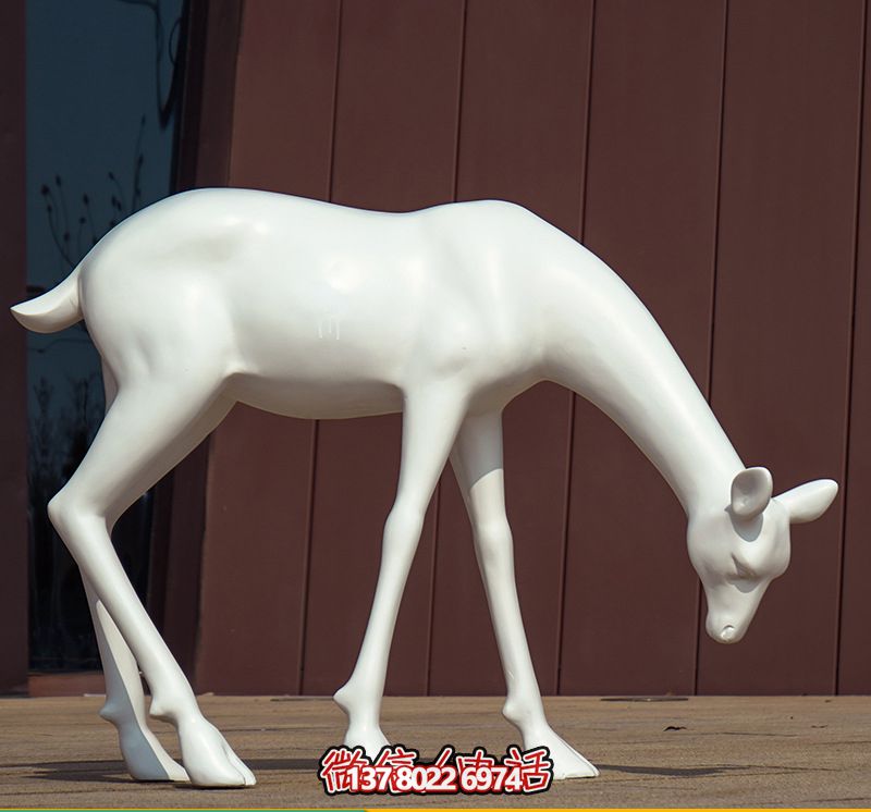 創(chuàng)意景觀酒店，低頭行走，讓鹿雕塑與您相伴