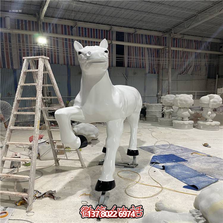 玻璃鋼馬雕塑，點(diǎn)綴戶外園林