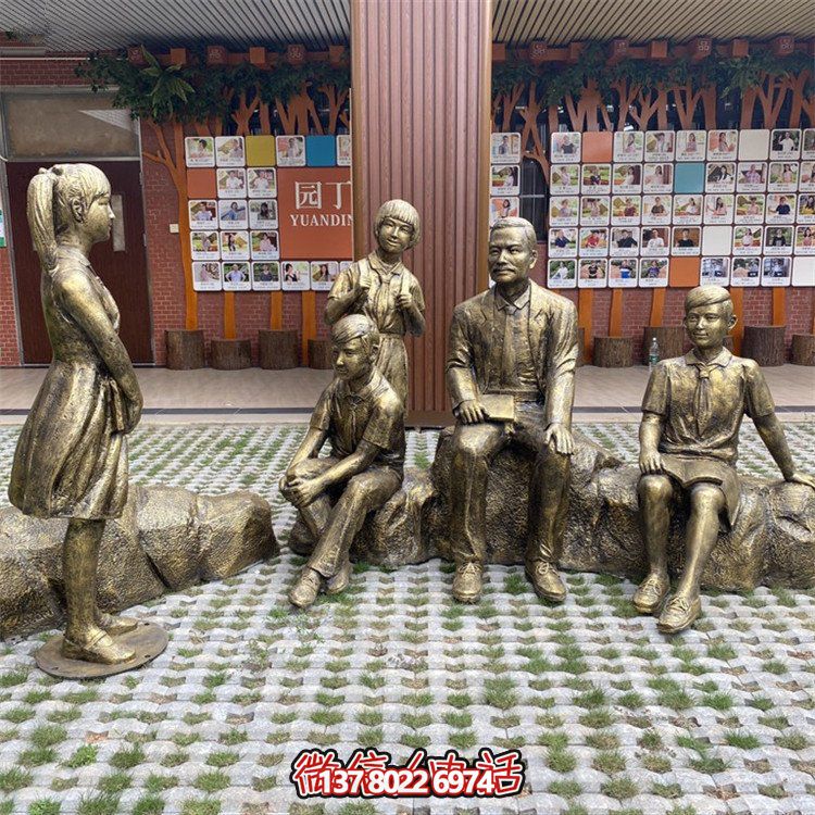 仿銅人物雕塑，裝點(diǎn)步行街情景