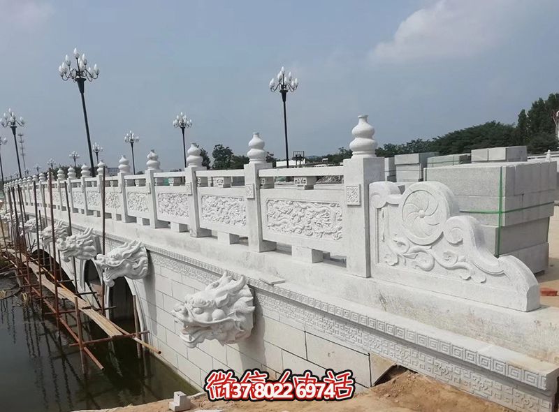 精美漢白玉石拱橋，融龍紋雕刻欄桿
