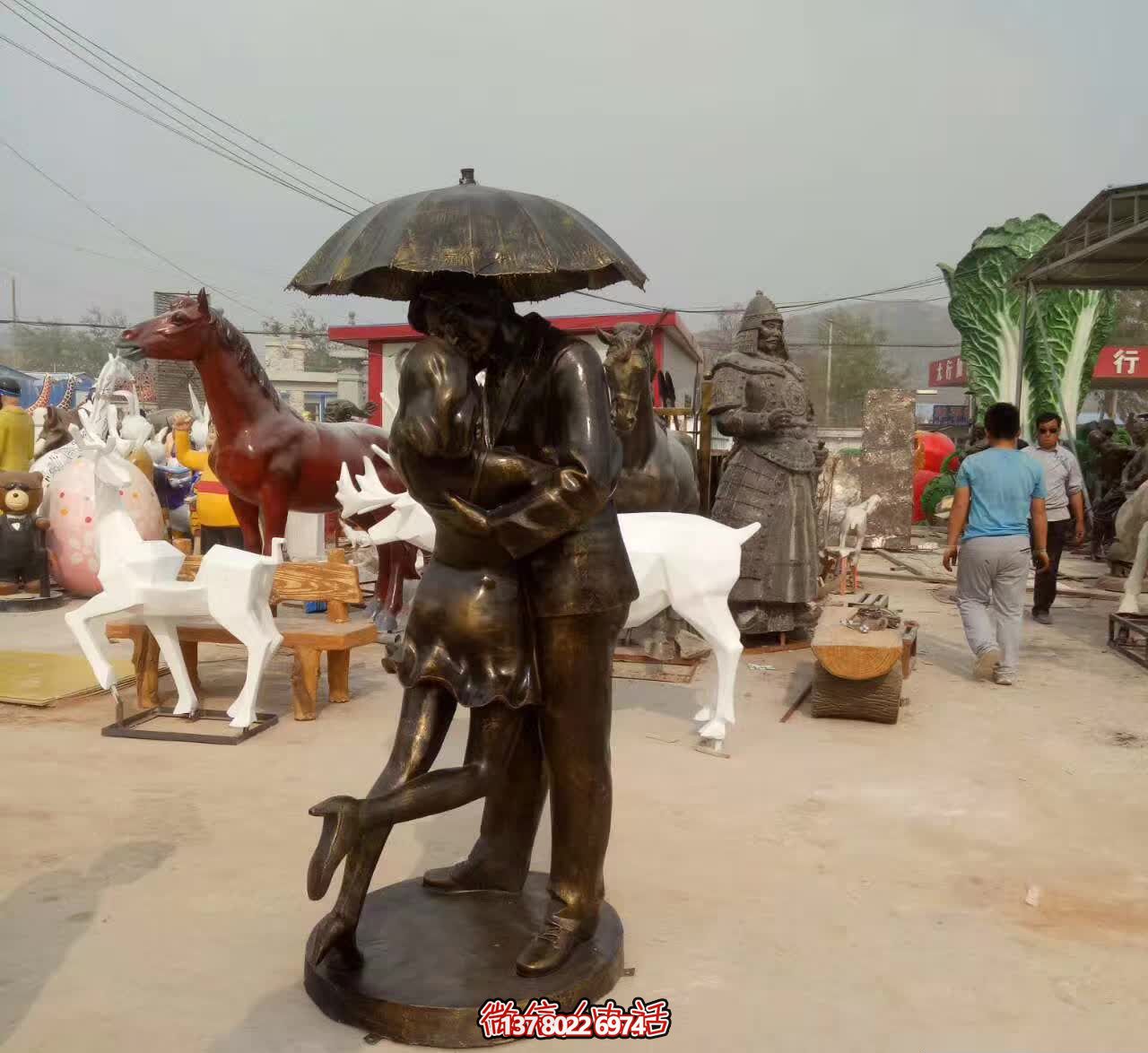 銅雕傘情侶接吻雕塑，在景區(qū)擁抱浪漫