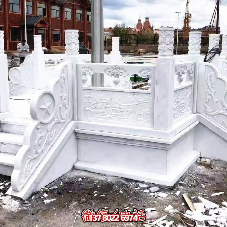 漢白玉升旗臺，做工精美，安全防護欄桿