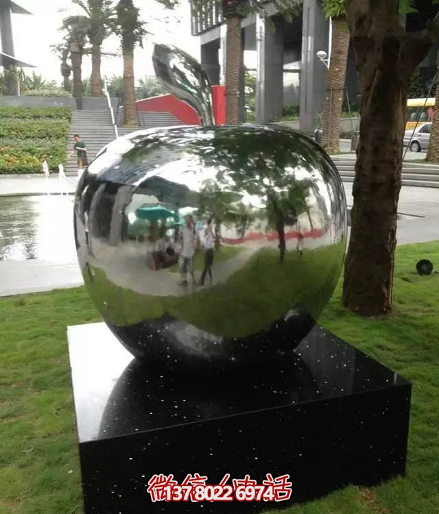 不銹鋼蘋果雕塑擺件，讓你的戶外空間更有創(chuàng)意！