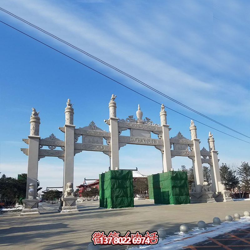 新款漢白玉牌坊，美觀而古樸的石六柱，為寺院和景區(qū)增添靈氣