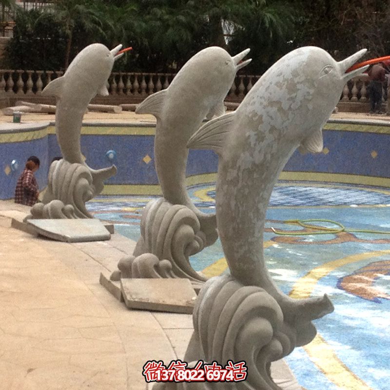 海邊的精美石雕雕塑，讓海豚伴你一起享受美食