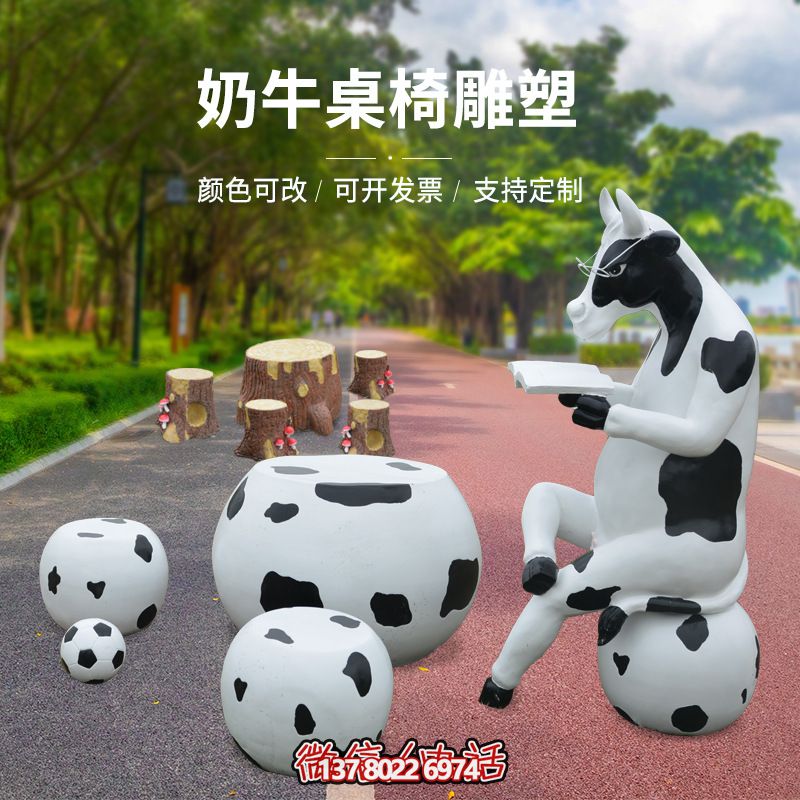 玻璃鋼雕塑牛只著看書桌椅，林中戶外休閑體驗(yàn)