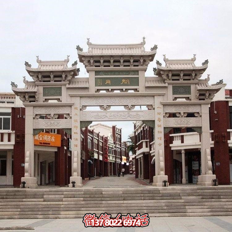 精美中式三門牌坊，裝飾大理街道