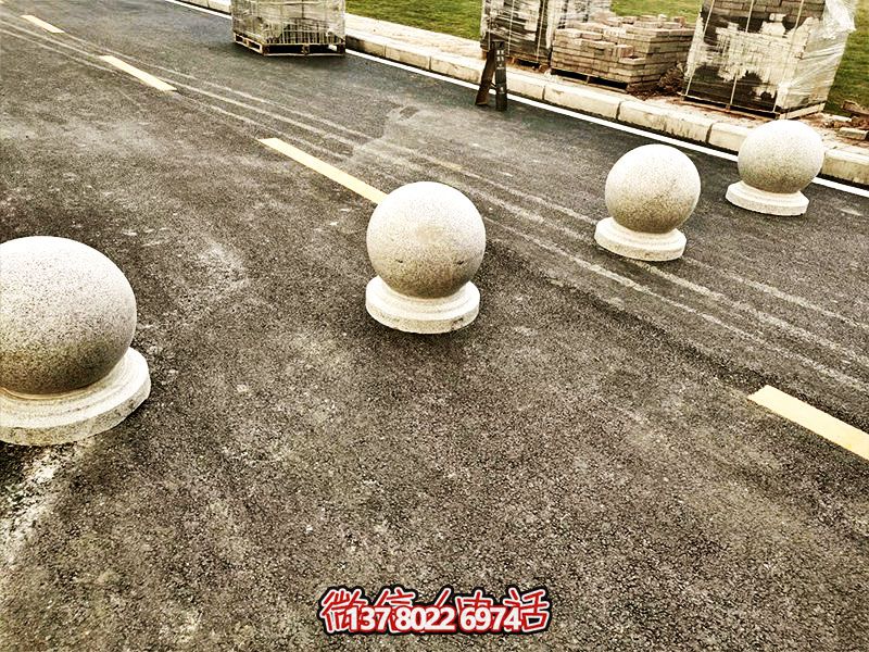 球形路障，為小學(xué)路邊擺放的安全隔離車