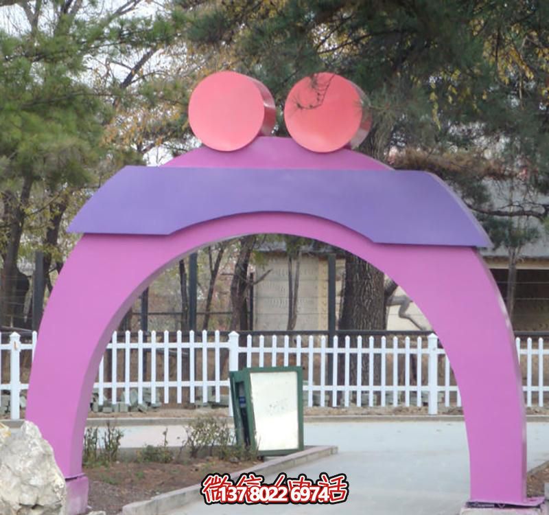 創(chuàng)意玻璃鋼愛(ài)心雕塑，裝點(diǎn)城市公園