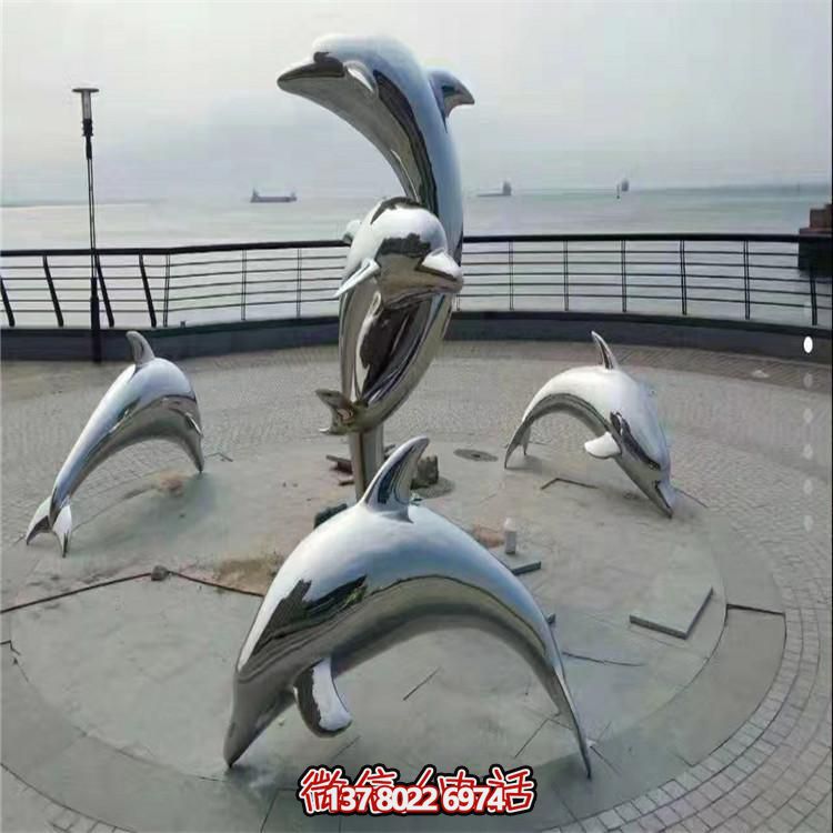 不銹鋼海豚雕塑，讓海邊的廣場更加美觀